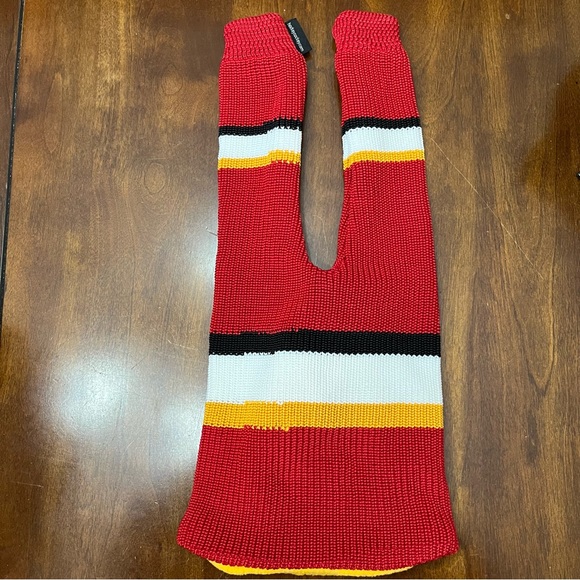 Calgary flames Hockey Sockey toque - Picture 2 of 3